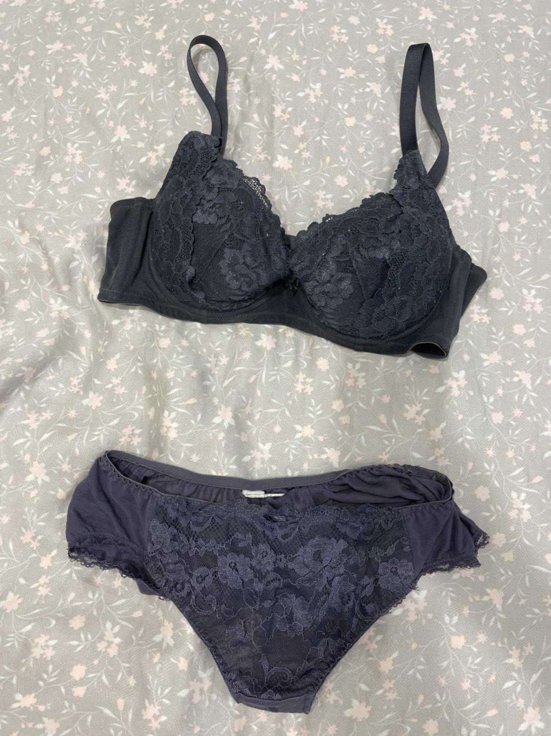 已售出) 成套內衣褲?