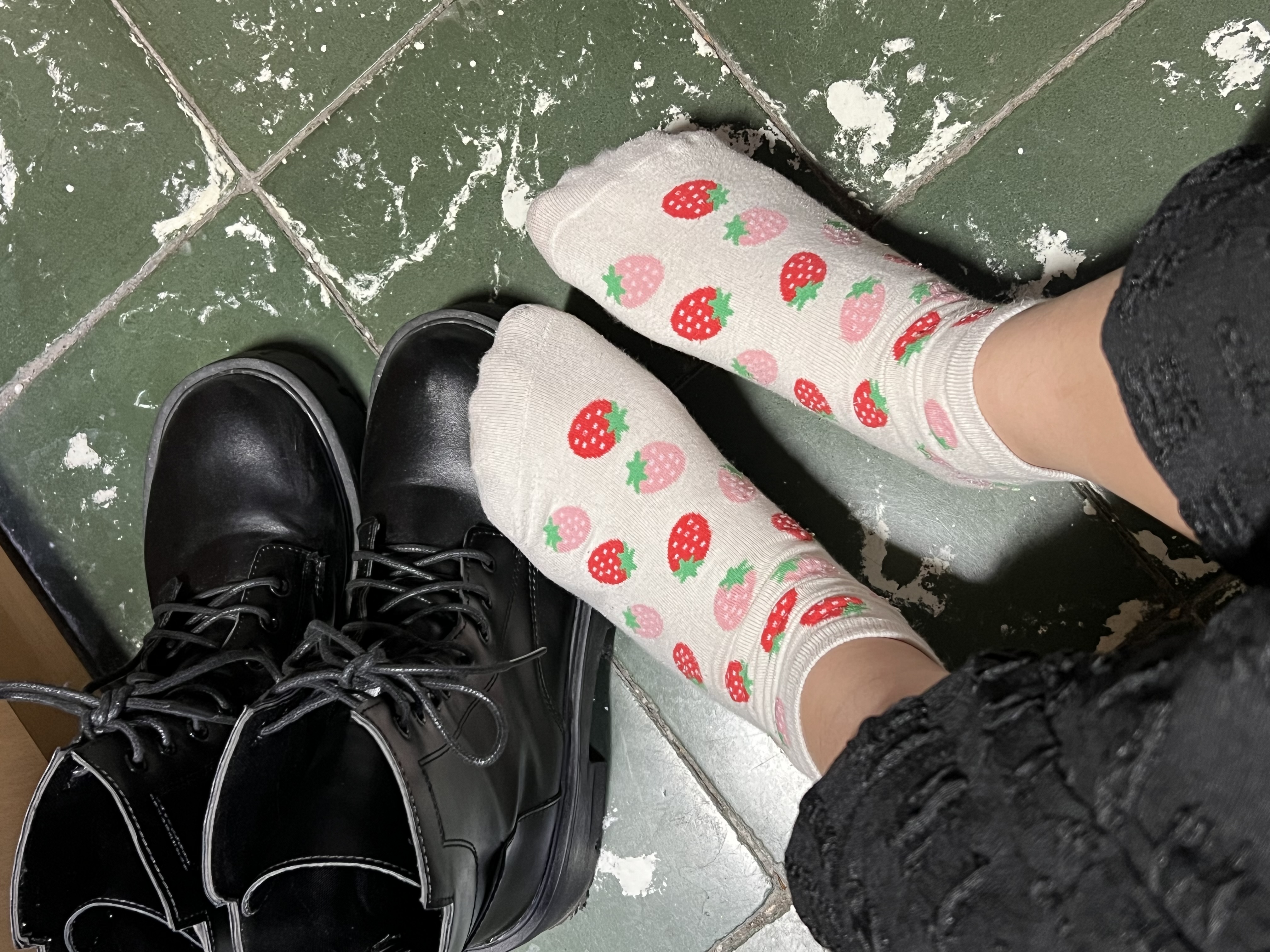 大一生穿整天馬靴裡的?草莓襪襪