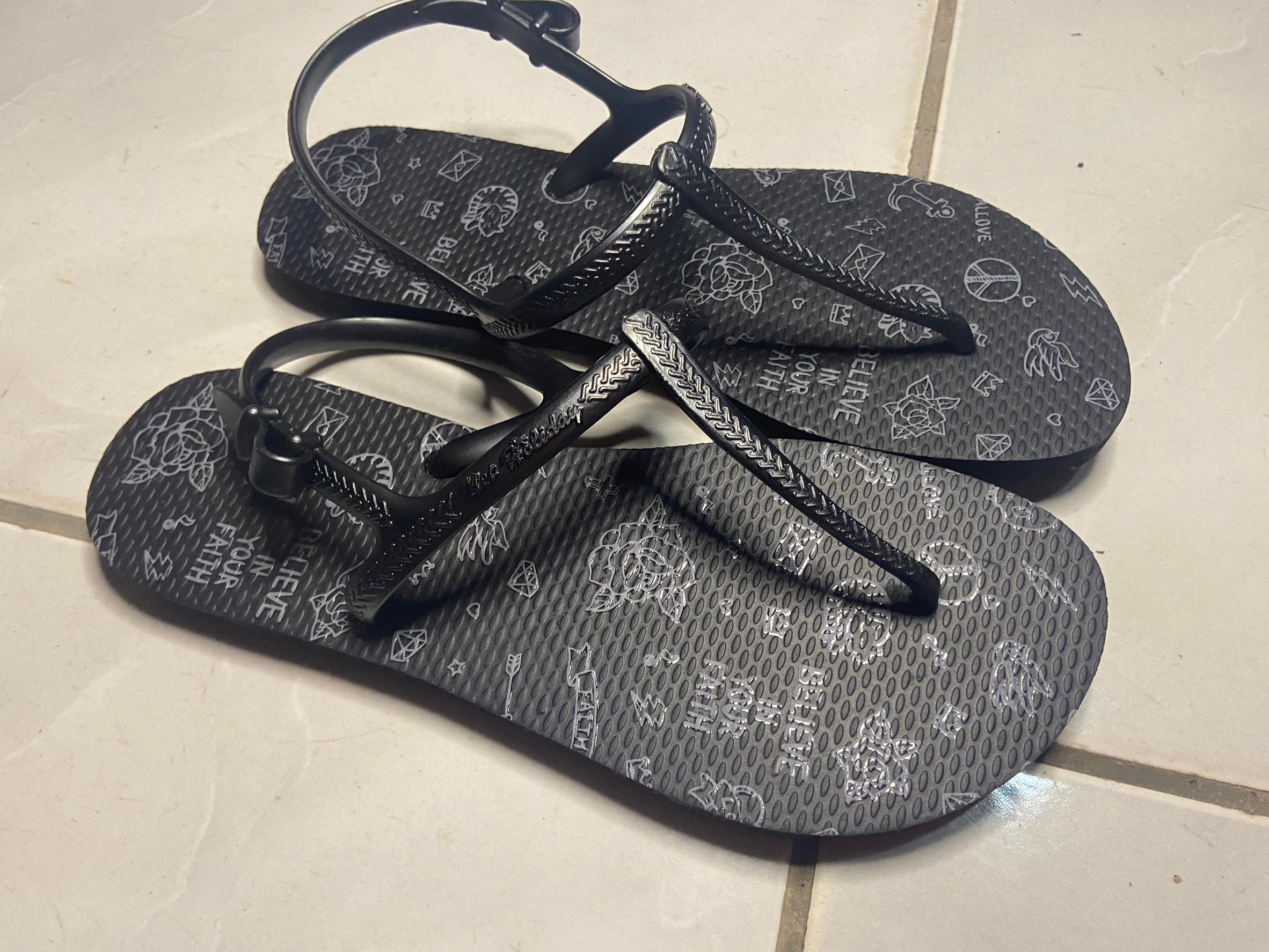 ?可愛花紋黑色涼拖?