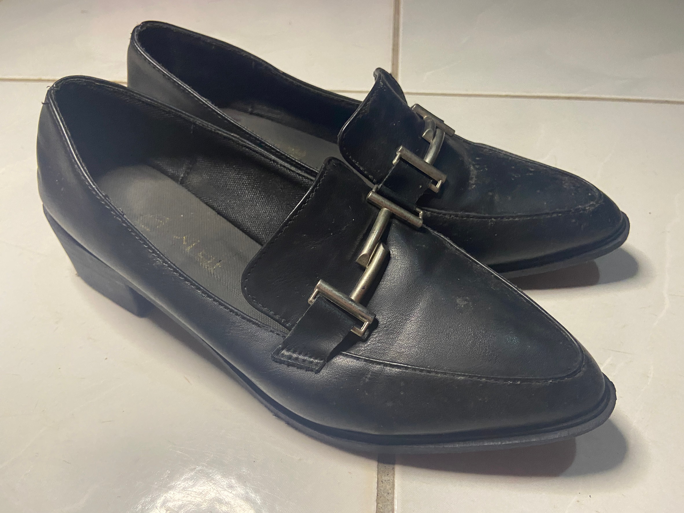 ?百貨櫃姐款-黑色素面金屬邊?